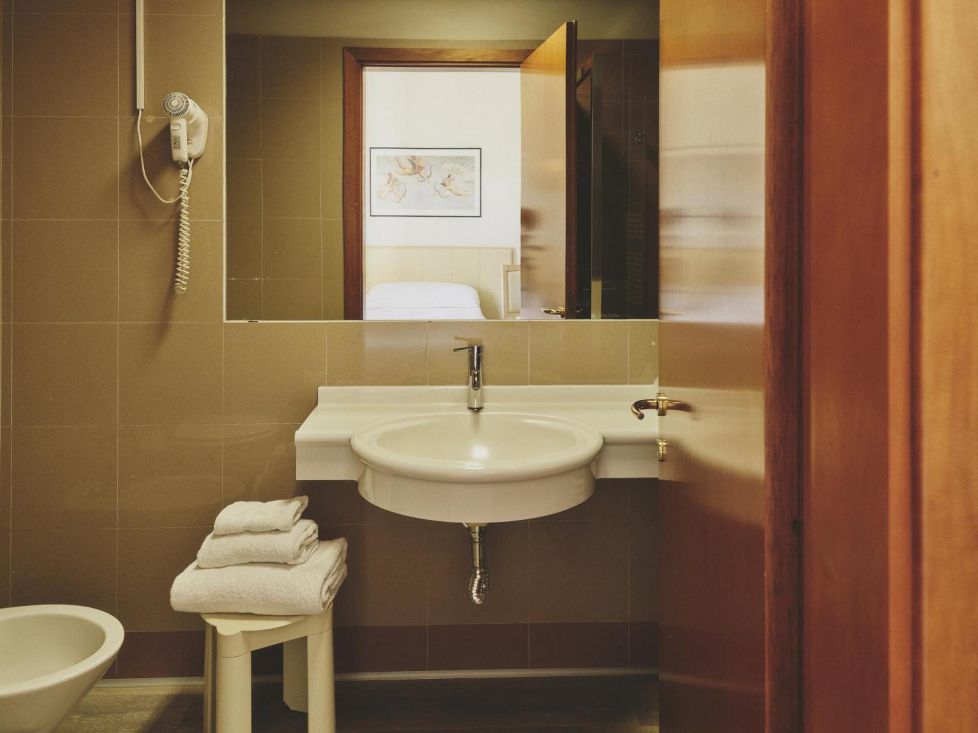 Superior Queen Room,1756801742:JPEG